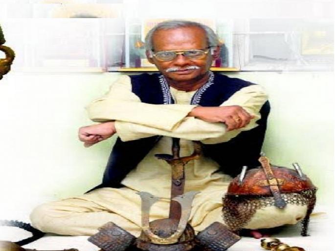 Government of Maharashtra has approved a fund of Rs 3 crore for the conservation of weapons collection of famous Shiv period weapon collector Girish Laxman Jadhav | Kolhapur: गिरीश जाधव यांच्या शस्त्रसंग्रहासाठी तीन कोटी, पर्यटन व सांस्कृतिक विभागाचा निर्णय Government of Maharashtra has approved a fund of Rs 3 crore for the conservation of weapons collection of famous Shiv period weapon collector Girish Laxman Jadhav | Kolhapur: गिरीश जाधव यांच्या शस्त्रसंग्रहासाठी तीन कोटी, पर्यटन व सांस्कृतिक विभागाचा निर्णय