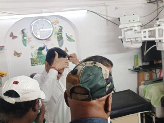 Minister Girish Mahajan hit by truck rod on head admitted to hospital | मंत्री गिरीश महाजन यांच्या डोक्याला ट्रकचा रॉड लागला; रुग्णालयात दाखल Minister Girish Mahajan hit by truck rod on head admitted to hospital | मंत्री गिरीश महाजन यांच्या डोक्याला ट्रकचा रॉड लागला; रुग्णालयात दाखल