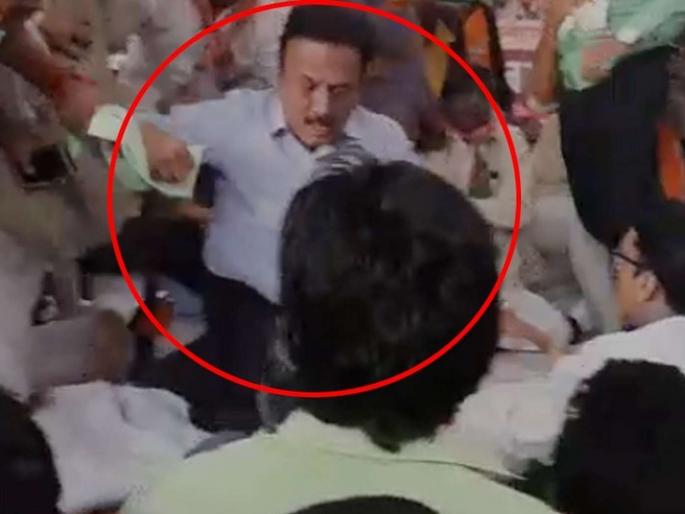 girish mahajan assaulted bjp shiv sena gathering amalne, Know entire politics | VIDEO- गिरीश महाजनांच्या मेळाव्यात का झाला 'राडा'?; जाणून घ्या संपूर्ण राजकारण girish mahajan assaulted bjp shiv sena gathering amalne, Know entire politics | VIDEO- गिरीश महाजनांच्या मेळाव्यात का झाला 'राडा'?; जाणून घ्या संपूर्ण राजकारण