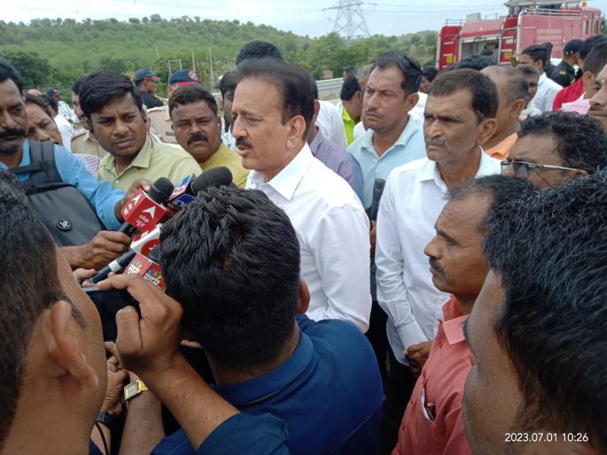 girish mahajan reached the spot on samruddhi mahamarg buldhana bus accident announced an aid of five lakhs to the families of the deceased | गिरीश महाजन घटनास्थळावर दाखल, मृतकांच्या कुटुंबियांना पाच लाखांची मदत जाहीर girish mahajan reached the spot on samruddhi mahamarg buldhana bus accident announced an aid of five lakhs to the families of the deceased | गिरीश महाजन घटनास्थळावर दाखल, मृतकांच्या कुटुंबियांना पाच लाखांची मदत जाहीर