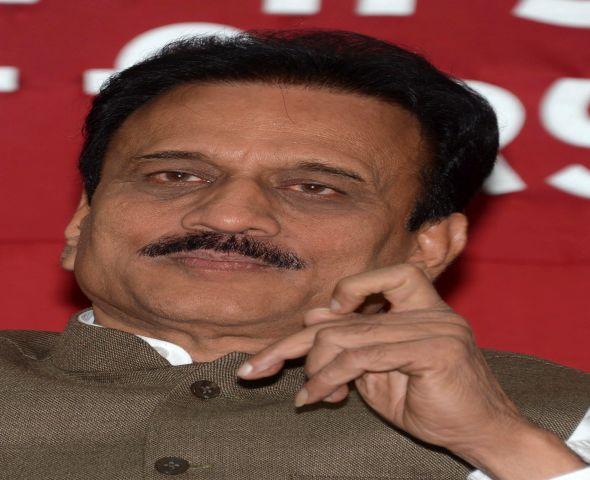 Action against those who allow houses in flood line - Mahajan | पूरपट्ट्यात घरांना परवानगी देणाऱ्यांवर कारवाई - महाजन Action against those who allow houses in flood line - Mahajan | पूरपट्ट्यात घरांना परवानगी देणाऱ्यांवर कारवाई - महाजन