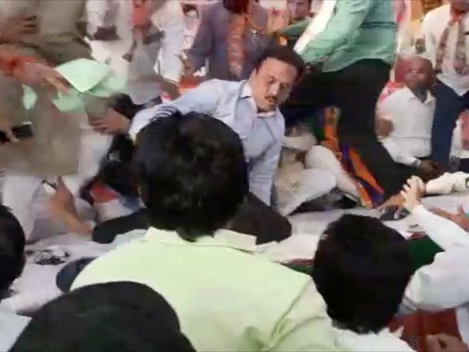 lok sabha election ruckus in shiv sena bjp rally in jalgaon girish mahajan runs to save former mla b s patil | गिरीश महाजन मदतीला धावले म्हणून बी. एस. पाटील बचावले; जळगावात युतीच्या सभेत फ्री-स्टाइल lok sabha election ruckus in shiv sena bjp rally in jalgaon girish mahajan runs to save former mla b s patil | गिरीश महाजन मदतीला धावले म्हणून बी. एस. पाटील बचावले; जळगावात युतीच्या सभेत फ्री-स्टाइल