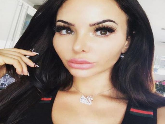 this girl done by 200 surgeries to look beautiful | सुंदर दिसण्यासाठी तरुणीनं केल्या 200 सर्जरी; खर्च वाचून व्हाल हैराण