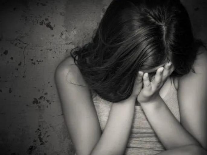 A friend kiss taken on the road Threatened to kill if not married | भर रस्त्यात घेतले मैत्रिणीचे चुंबन; लग्न केले नाही, तर जीव देण्याची दिली धमकी A friend kiss taken on the road Threatened to kill if not married | भर रस्त्यात घेतले मैत्रिणीचे चुंबन; लग्न केले नाही, तर जीव देण्याची दिली धमकी