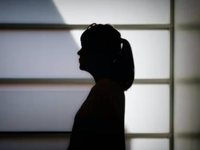 Deep neck short dress while coming to work Young girl molested in training center | 'कामावर येताना डीप नेक, शॉर्ट ड्रेसमध्ये यायचं...' ट्रेनिंग सेंटरमध्ये तरुणीचा विनयभंग Deep neck short dress while coming to work Young girl molested in training center | 'कामावर येताना डीप नेक, शॉर्ट ड्रेसमध्ये यायचं...' ट्रेनिंग सेंटरमध्ये तरुणीचा विनयभंग