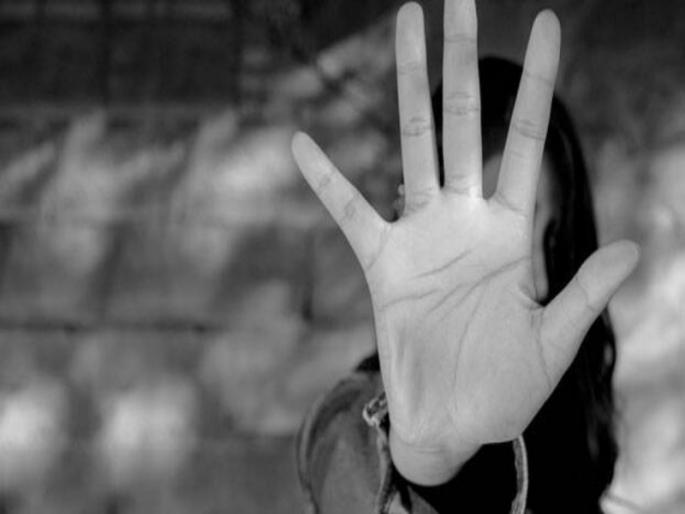 A painful story of 17 year old girl abuse by her cousin grandfather and father comes to light through college counselling. | कॉलेजमधील समुपदेशातून १७ वर्षीय मुलीवरील चुलता, आजोबा, वडिलांच्या अत्याचाराची दर्दनाक कहाणी उजेडात A painful story of 17 year old girl abuse by her cousin grandfather and father comes to light through college counselling. | कॉलेजमधील समुपदेशातून १७ वर्षीय मुलीवरील चुलता, आजोबा, वडिलांच्या अत्याचाराची दर्दनाक कहाणी उजेडात