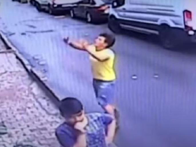 Toddler falls from second floor teenager catch her video goes viral | VIDEO : दुसऱ्या मजल्यावरून पडलेल्या मुलीचा वाचवला त्याने जीव, सोशल मीडियात बनला हिरो! Toddler falls from second floor teenager catch her video goes viral | VIDEO : दुसऱ्या मजल्यावरून पडलेल्या मुलीचा वाचवला त्याने जीव, सोशल मीडियात बनला हिरो!