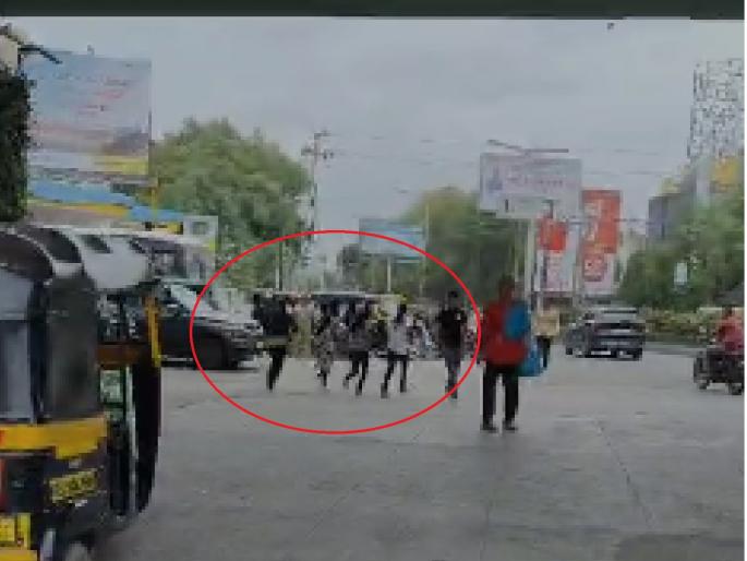 How did Eki's friend find out about the girls' escape from Vidyadeep orphanage? He was waiting. | विद्यादीप बालगृहातून मुलींच्या पळण्याचा कट एकीच्या मित्राला कळला कसा? वाट पाहत होता उभा