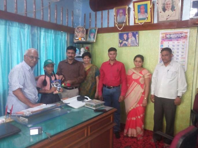 Farewell to Chimukulla, the message of 'Save the Environment' | 'पर्यावरण वाचवा'चा संदेश देणाऱ्या चिमुकलीचा सत्कार Farewell to Chimukulla, the message of 'Save the Environment' | 'पर्यावरण वाचवा'चा संदेश देणाऱ्या चिमुकलीचा सत्कार