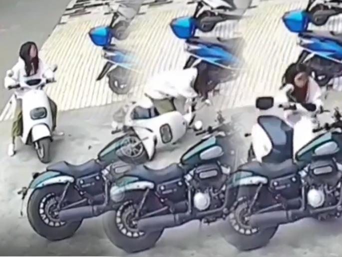 girl forgot to unlock the key of scooty falls down with another bike see what happens next video goes viral on intenet | Viral Video: ओ दिदी! विसरभोळ्या मुलीने स्कुटी सोबत केली अशी गोष्ट जी पाहुन तुम्ही डोक्याला लावाल हात girl forgot to unlock the key of scooty falls down with another bike see what happens next video goes viral on intenet | Viral Video: ओ दिदी! विसरभोळ्या मुलीने स्कुटी सोबत केली अशी गोष्ट जी पाहुन तुम्ही डोक्याला लावाल हात