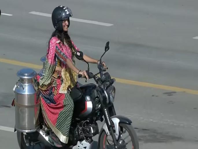 Republic Day 2025 : Girl Seen Selling Milk On Bike, Department of Animal Husbandry and Dairying proudly presents its theme  | "बाईकवरून दूध विकणारी मुलगी...", पशुसंवर्धन विभागाच्या चित्ररथाने सर्वांचे वेधले लक्ष!  Republic Day 2025 : Girl Seen Selling Milk On Bike, Department of Animal Husbandry and Dairying proudly presents its theme  | "बाईकवरून दूध विकणारी मुलगी...", पशुसंवर्धन विभागाच्या चित्ररथाने सर्वांचे वेधले लक्ष!