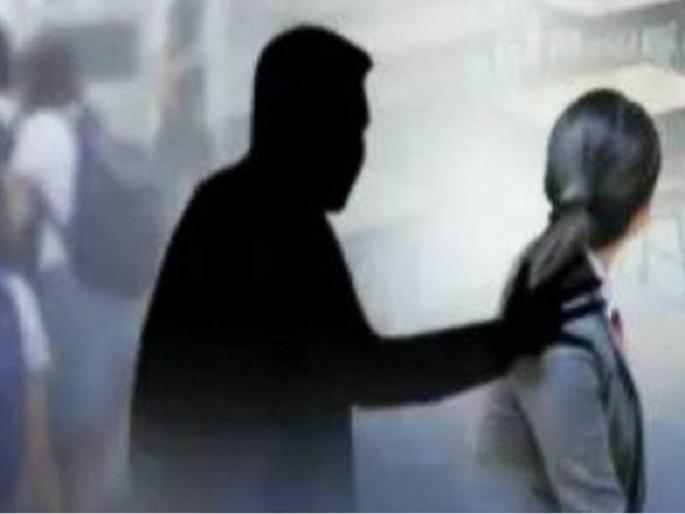 Crime against two teachers for molesting a student in Kannada | कन्नडमध्ये विद्यार्थिनीची छेड काढणाऱ्या दोन शिक्षकांविरूद्ध गुन्हा Crime against two teachers for molesting a student in Kannada | कन्नडमध्ये विद्यार्थिनीची छेड काढणाऱ्या दोन शिक्षकांविरूद्ध गुन्हा