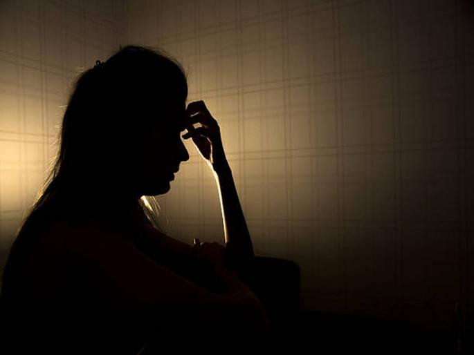 A case has been registered at the Ratnagiri city police station against mother daughter for repeatedly harassing a 16-year-old girl for the past 2 years and inciting her to commit suicide | "तू माझ्याकडे राहिली नाहीस तर..." युवतीनं उचललं टोकाचं पाऊल; माय-लेकावर गुन्हा दाखल