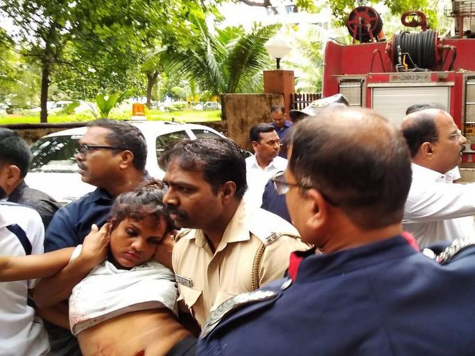 Police rescued the girl, who climbed to the fifth floor and attempted suicide | पाचव्या मजल्यावर चढून आत्महत्येचा प्रयत्न करणाऱ्या तरुणीला पोलिसांनी वाचवले  Police rescued the girl, who climbed to the fifth floor and attempted suicide | पाचव्या मजल्यावर चढून आत्महत्येचा प्रयत्न करणाऱ्या तरुणीला पोलिसांनी वाचवले