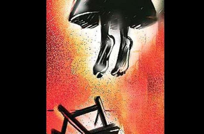 In Nagpur, a girl strangled herself in mother's anguish | नागपुरात आईच्या विरहात युवतीने लावला गळफास