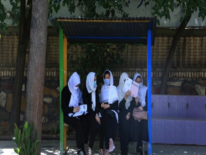 Taliban allow girls to study in schools and colleges | तालिबानकडून शाळा-कॉलेजमध्ये मुलींना शिकण्यास परवानगी, पण... Taliban allow girls to study in schools and colleges | तालिबानकडून शाळा-कॉलेजमध्ये मुलींना शिकण्यास परवानगी, पण...