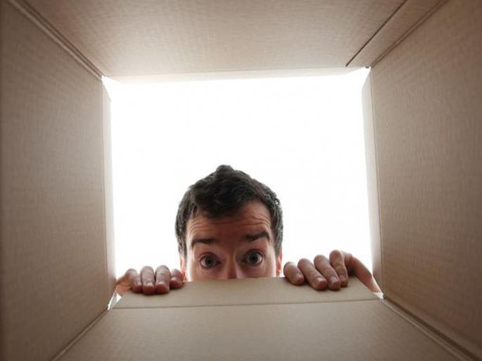 Man horrified after finding girlfriend creepy box in wardrobe | गर्लफ्रेन्डच्या कपाटातील विचित्र वस्तू पाहून घाबरला बॉयफ्रेन्ड, लोकांना मागितला सल्ला! Man horrified after finding girlfriend creepy box in wardrobe | गर्लफ्रेन्डच्या कपाटातील विचित्र वस्तू पाहून घाबरला बॉयफ्रेन्ड, लोकांना मागितला सल्ला!