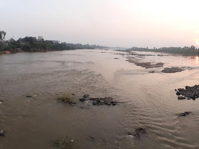 Water reached at 4 pm at the Girna river bed in Pilkhod in Chalisgaon taluka | चाळीसगाव तालुक्यातील पिलखोड येथे गिरणा नदीपात्रात सायंकाळी चार वाजता पाणी पोहोचले Water reached at 4 pm at the Girna river bed in Pilkhod in Chalisgaon taluka | चाळीसगाव तालुक्यातील पिलखोड येथे गिरणा नदीपात्रात सायंकाळी चार वाजता पाणी पोहोचले