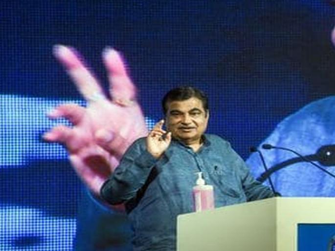 nitin gadkari take action within 2 hours after receiving complaint of car owner after accident | Nitin Gadkari: हायवेवर खड्ड्यांमुळे अपघात, कार मालकाची थेट नितीन गडकरींकडे तक्रार; २ तासांत कारवाई