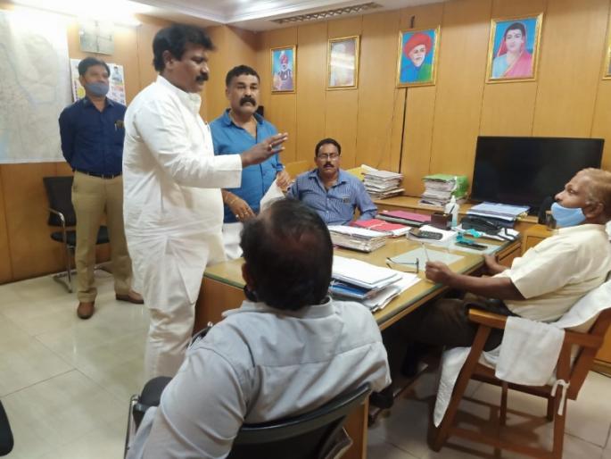 Municipal Corporation issues 100% bills of preferred contractors; Confusion of corporators in angry headquarters | पालिकेने काढली मर्जीतल्या ठेकेदारांची १००% बिले; संतप्त मुख्यालयात नगरसेवकांचा गोंधळ Municipal Corporation issues 100% bills of preferred contractors; Confusion of corporators in angry headquarters | पालिकेने काढली मर्जीतल्या ठेकेदारांची १००% बिले; संतप्त मुख्यालयात नगरसेवकांचा गोंधळ