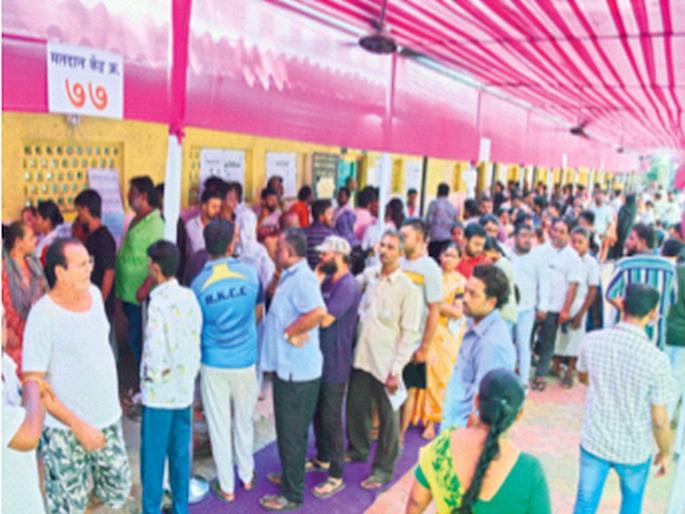 voting excitement remains; Queues of voters outside polling stations even in summer | पारा वाढला, मतदानाचा तोराही वाढला..., उत्साह कायम; उन्हाच्या काहिलीतही मतदान केंद्रांबाहेर मतदारांच्या रांगा voting excitement remains; Queues of voters outside polling stations even in summer | पारा वाढला, मतदानाचा तोराही वाढला..., उत्साह कायम; उन्हाच्या काहिलीतही मतदान केंद्रांबाहेर मतदारांच्या रांगा