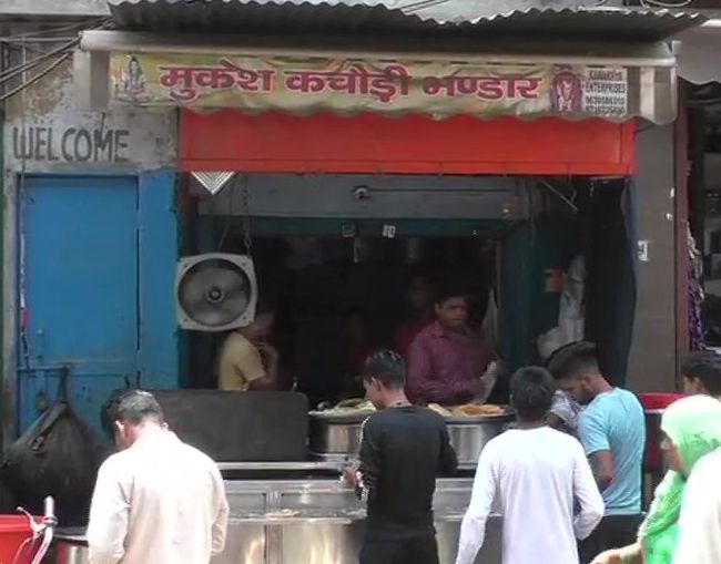 An outlet 'Mukesh Kachori Bhandar' has come under the radar of Commercial Tax department | अबब...! कचोरीवाल्याचे वर्षाचे उत्पन्न 1 कोटी; 12 वर्षांत पहिल्यांदाच आली नोटीस An outlet 'Mukesh Kachori Bhandar' has come under the radar of Commercial Tax department | अबब...! कचोरीवाल्याचे वर्षाचे उत्पन्न 1 कोटी; 12 वर्षांत पहिल्यांदाच आली नोटीस