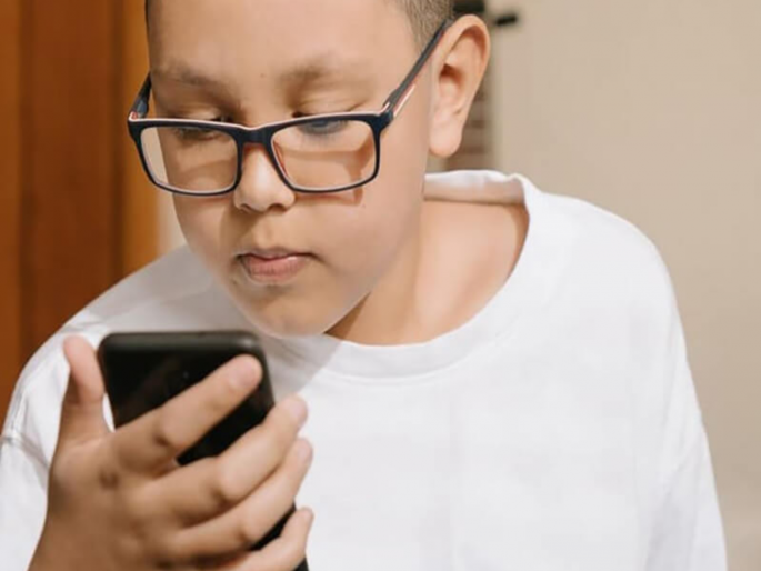 Children need glasses because of study or because of mobile? A vexing question for parents | मुलांना चष्मा अभ्यासामुळे लागतोय की मोबाइलमुळे? पालकांना सतावणारा प्रश्न Children need glasses because of study or because of mobile? A vexing question for parents | मुलांना चष्मा अभ्यासामुळे लागतोय की मोबाइलमुळे? पालकांना सतावणारा प्रश्न