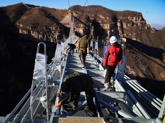 The world's tallest glass bridge built in China | चीनमध्ये बनलाय जगातील सगळ्यात उंच काचेचा पूल The world's tallest glass bridge built in China | चीनमध्ये बनलाय जगातील सगळ्यात उंच काचेचा पूल