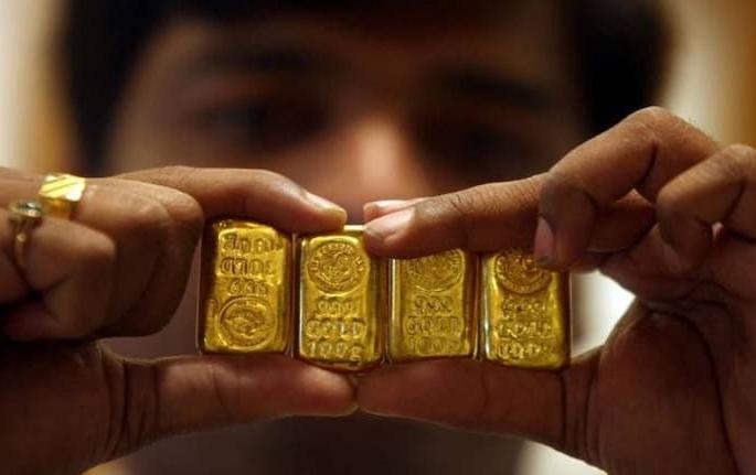 Gold fell by as much as Rs 54 000 | सोने तब्बल ९00 रुपयांनी घसरले, तरीही एका तोळ्यासाठी तब्बल एवढे हजार Gold fell by as much as Rs 54 000 | सोने तब्बल ९00 रुपयांनी घसरले, तरीही एका तोळ्यासाठी तब्बल एवढे हजार