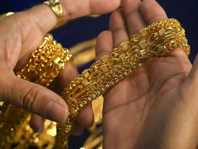 Gold rose by four and a half thousand in a week in front of gudhi padwa | आठवड्यातच सोनं साडेचार हजारांनी महागलं; कमी वजनाचे दागिने गोडवा वाढवणार