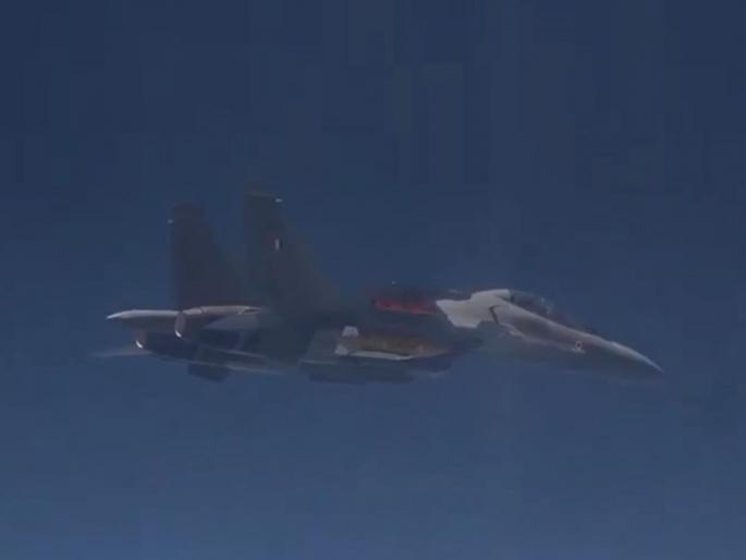 When released from a fighter jet, the bomb flies hundreds of kilometers like an airplane; DRDO dropped it on the island Long Range Glide Bomb (LRGB) ‘Gaurav’ | लढाऊ विमानातून सोडला की विमानासारखाच शेकडो किमीवरून उडत उडत येतो बॉम्ब; DRDO ने बेटावर डागला When released from a fighter jet, the bomb flies hundreds of kilometers like an airplane; DRDO dropped it on the island Long Range Glide Bomb (LRGB) ‘Gaurav’ | लढाऊ विमानातून सोडला की विमानासारखाच शेकडो किमीवरून उडत उडत येतो बॉम्ब; DRDO ने बेटावर डागला