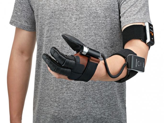 Helping hand for paralysis patients special gloves manufactured by Bangalore based Science Institute health | पॅरालिसिसच्या रुग्णांसाठी 'मदतीचा हात', विशेष ग्लोव्हजची बंगळुरूतील विज्ञान संस्थेकडून निर्मिती Helping hand for paralysis patients special gloves manufactured by Bangalore based Science Institute health | पॅरालिसिसच्या रुग्णांसाठी 'मदतीचा हात', विशेष ग्लोव्हजची बंगळुरूतील विज्ञान संस्थेकडून निर्मिती