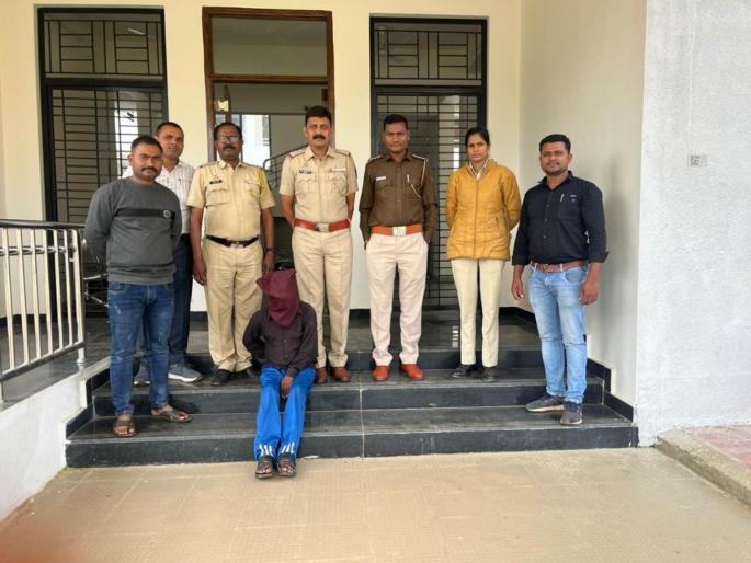 a man came to beg and left with lac ornaments incident happen in bhandara | भीक मागण्यासाठी आला अन् लाखाचे दागीणे घेऊन पसार झाला a man came to beg and left with lac ornaments incident happen in bhandara | भीक मागण्यासाठी आला अन् लाखाचे दागीणे घेऊन पसार झाला