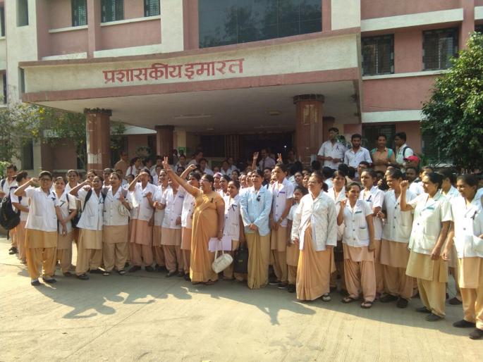 'GMC' Akola: After the dissolution of the inquiry committee, nurses agitation stalled | 'जीएमसी' अकोला : चौकशी समिती बरखास्त केल्यानंतर अधिपरिचारिकांचे आंदोलन मागे  'GMC' Akola: After the dissolution of the inquiry committee, nurses agitation stalled | 'जीएमसी' अकोला : चौकशी समिती बरखास्त केल्यानंतर अधिपरिचारिकांचे आंदोलन मागे