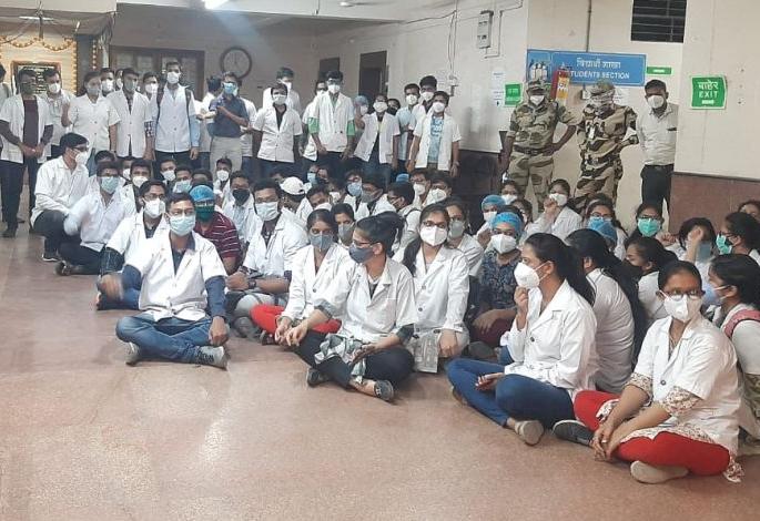 Akola GMC: Movement called by intern doctors; Sit outside the Dean's office | Akola GMC : आंतरवासिता डॉक्टरांनी पुकारले आंदोलन; अधिष्ठातांच्या कार्यालयाबाहेर ठिय्या Akola GMC: Movement called by intern doctors; Sit outside the Dean's office | Akola GMC : आंतरवासिता डॉक्टरांनी पुकारले आंदोलन; अधिष्ठातांच्या कार्यालयाबाहेर ठिय्या