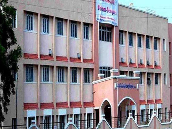 Ragging in 'GMC': Three students fined 25,000 each! | ‘जीएमसी’मध्ये रॅगिंंग: तीन विद्यार्थिनींना प्रत्येकी २५ हजारांचा दंड! Ragging in 'GMC': Three students fined 25,000 each! | ‘जीएमसी’मध्ये रॅगिंंग: तीन विद्यार्थिनींना प्रत्येकी २५ हजारांचा दंड!