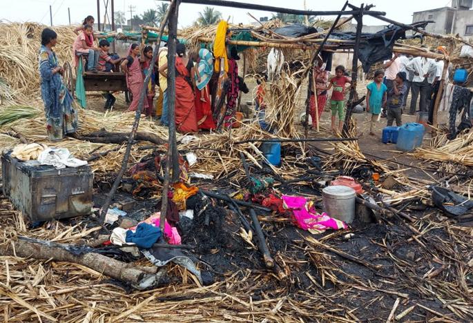 Fire at the skulls of sugarcane workers | ऊसतोड मजुरांच्या खोपट्यांना आग, म्हैस व रेडकांचा जळून मृत्यू Fire at the skulls of sugarcane workers | ऊसतोड मजुरांच्या खोपट्यांना आग, म्हैस व रेडकांचा जळून मृत्यू