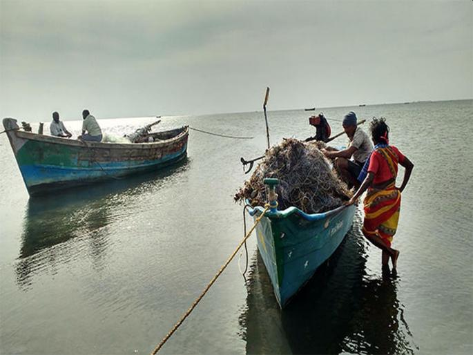 eight-foot rocket was found Fishermen nets into the sea | हडकंप! मच्छिमारांनी मासेमारीसाठी समुद्रात जाळे फेकले; आठ फुटी रॉकेट सापडले eight-foot rocket was found Fishermen nets into the sea | हडकंप! मच्छिमारांनी मासेमारीसाठी समुद्रात जाळे फेकले; आठ फुटी रॉकेट सापडले