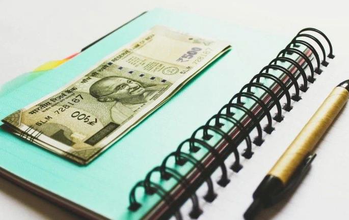 Anxiety about paying fees in front of parents due to lockdown | लॉकडाउनमुळे उत्पन्न ठप्प झाल्याने पालकांसमोर फी भरण्याची चिंता Anxiety about paying fees in front of parents due to lockdown | लॉकडाउनमुळे उत्पन्न ठप्प झाल्याने पालकांसमोर फी भरण्याची चिंता