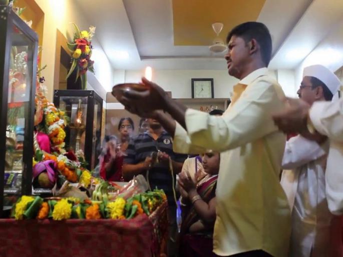 Ganesh Chaturthi 2018: 'Not to be confused', do not do 'mistakes' that happen in the Ganapati Arati | Ganesh Chaturthi 2018: 'फळीवर वंदना नव्हे फणीवर बंधना', गणपतीच्या आरतीत होणाऱ्या 'या' चुका टाळा Ganesh Chaturthi 2018: 'Not to be confused', do not do 'mistakes' that happen in the Ganapati Arati | Ganesh Chaturthi 2018: 'फळीवर वंदना नव्हे फणीवर बंधना', गणपतीच्या आरतीत होणाऱ्या 'या' चुका टाळा