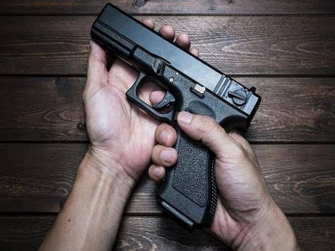 One shot injured in Ulhasnagar firing by gun | उल्हासनगरात गोळीबार, एक जण गंभीर जखमी One shot injured in Ulhasnagar firing by gun | उल्हासनगरात गोळीबार, एक जण गंभीर जखमी