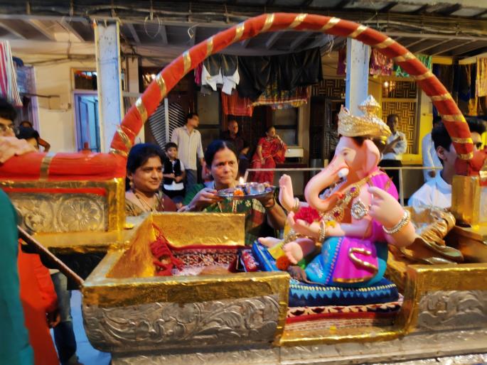 Ganeshotsav 2020 - young Ganpati volunteers helping people in covid -19 pandemic | गणेशोत्सवात मदतीला  सरसावले  तरुण कार्यकर्त्यांचे हात Ganeshotsav 2020 - young Ganpati volunteers helping people in covid -19 pandemic | गणेशोत्सवात मदतीला  सरसावले  तरुण कार्यकर्त्यांचे हात