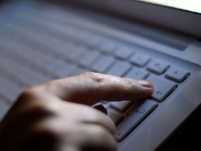 Fraud to get the number of the courier company from Google in mumbai | गुगलवरून कुरिअर कंपनीचा नंबर घेणे पडले लाखाला Fraud to get the number of the courier company from Google in mumbai | गुगलवरून कुरिअर कंपनीचा नंबर घेणे पडले लाखाला