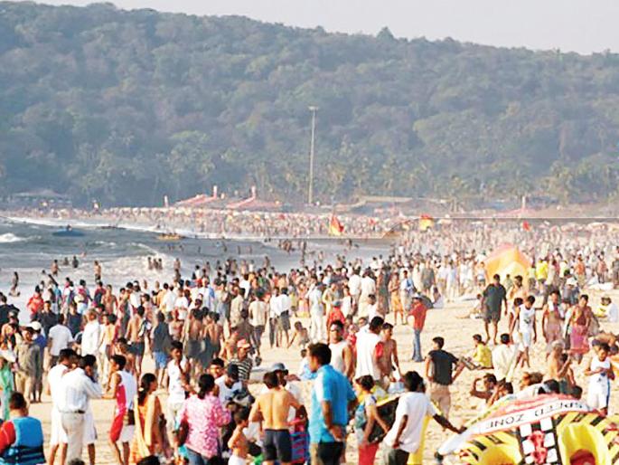 New Year's ravages in Goa cause mud and rubbish on the pavement | गोव्यात नववर्षाच्या जल्लोषामुळे फुटपाथवर काचा आणि कचरा