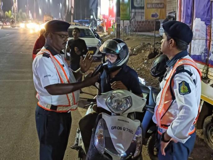 Tourists flock to Goa for New Year; 50 people were caught, 9 drunk drivers left! | गोव्यात नववर्षासाठी पर्यटकांची धूम; ५० जणांना पकडले, ९ मद्यपी चालक निघाले! Tourists flock to Goa for New Year; 50 people were caught, 9 drunk drivers left! | गोव्यात नववर्षासाठी पर्यटकांची धूम; ५० जणांना पकडले, ९ मद्यपी चालक निघाले!