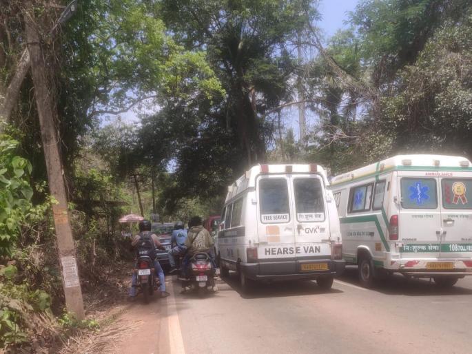 Goa: Difficulty in reaching ambulance in time due to railway gate | Goa: रेल्वे फाटकामुळे रुग्णवाहिकेला वेळेत पोहचण्यात अडचण Goa: Difficulty in reaching ambulance in time due to railway gate | Goa: रेल्वे फाटकामुळे रुग्णवाहिकेला वेळेत पोहचण्यात अडचण