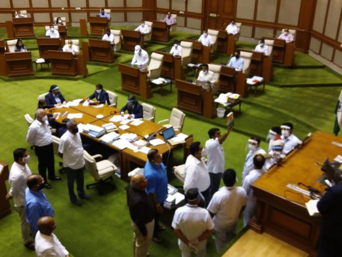 coronavirus: Govt refuses to discuss Covid, protests in Goa | coronavirus: सरकारने कोविडवर चर्चा नाकारली, गोव्यात विरोधकांचा हल्लाबोल coronavirus: Govt refuses to discuss Covid, protests in Goa | coronavirus: सरकारने कोविडवर चर्चा नाकारली, गोव्यात विरोधकांचा हल्लाबोल