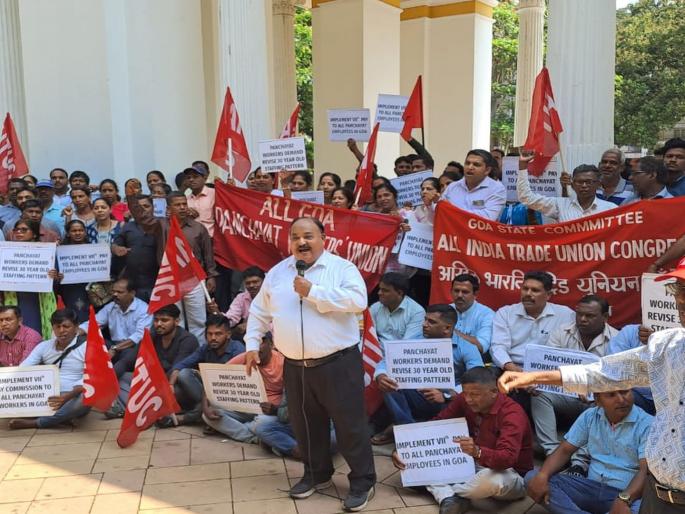 Enforce Seventh Pay : Panchayat employees at Azad Maidan Goa | सातवा वेतन लागू करा : पंचायत कर्मचाऱ्यांची आझाद मैदानावर धरणे Enforce Seventh Pay : Panchayat employees at Azad Maidan Goa | सातवा वेतन लागू करा : पंचायत कर्मचाऱ्यांची आझाद मैदानावर धरणे