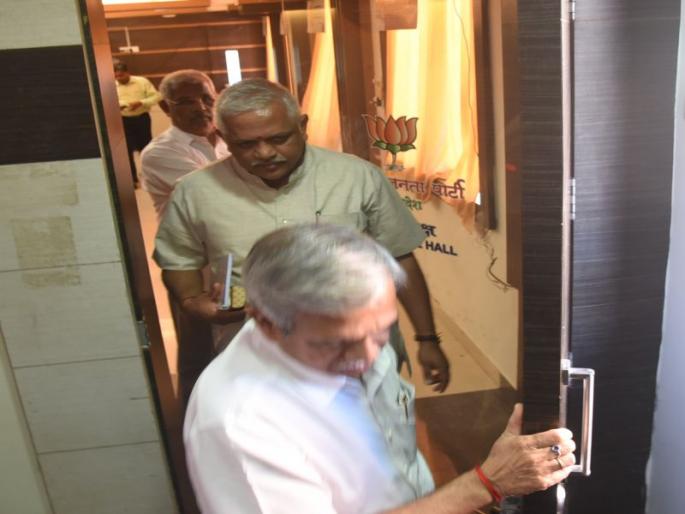 No leadership change in Goa due to Parrikar’s absence, says BJP | गोवा; सरकारचं नेतृत्व भाजपाकडेच राहणार, पक्ष निरीक्षकांकडून आमदारांना ग्वाही No leadership change in Goa due to Parrikar’s absence, says BJP | गोवा; सरकारचं नेतृत्व भाजपाकडेच राहणार, पक्ष निरीक्षकांकडून आमदारांना ग्वाही