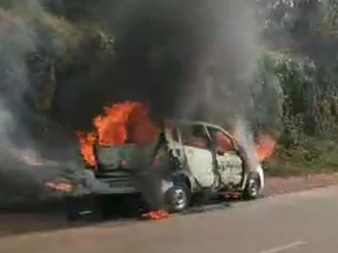 The Burning Car: A four-wheeler traveling on the Verna Highway caught fire | द बर्निंग कार: वेर्णा महामार्गावरून जाणाऱ्या चारचाकीला आगीने घेतला पेट The Burning Car: A four-wheeler traveling on the Verna Highway caught fire | द बर्निंग कार: वेर्णा महामार्गावरून जाणाऱ्या चारचाकीला आगीने घेतला पेट